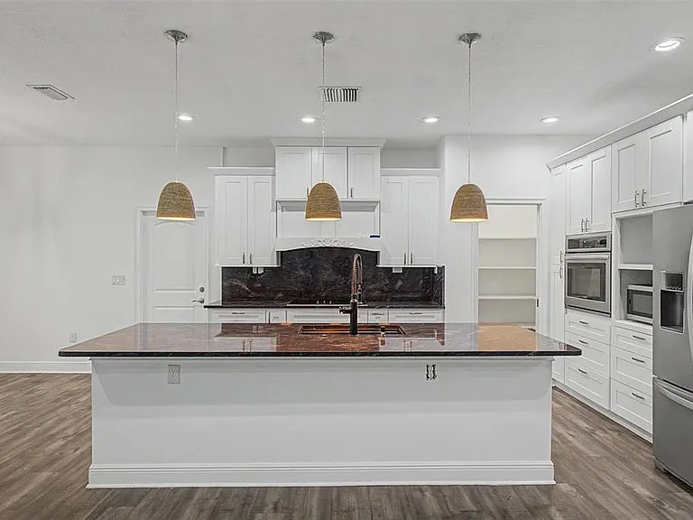 606 Royal Crest Dr — Photo 8
