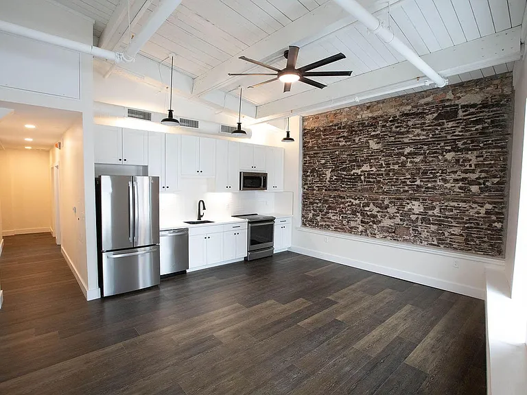 411 W Portage Ave #5 — Photo 1