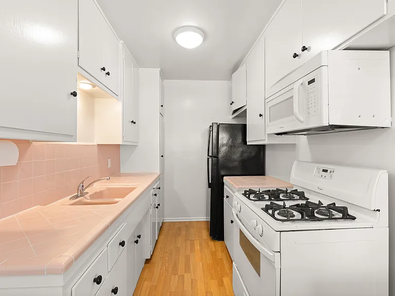 12817 Moorpark St #4 — Photo 10