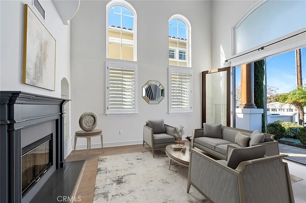 5 bed, 4319 sqft, $20,000 — Photo 2