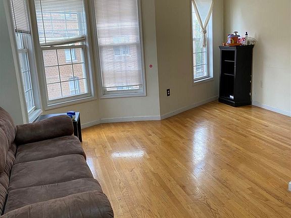 4th image of 349 Summit Ave APT 3R