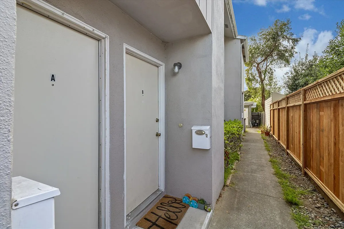 Building Photo - 618 Forest Ave #B