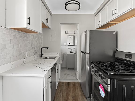 2nd image of 529 S Main St #529