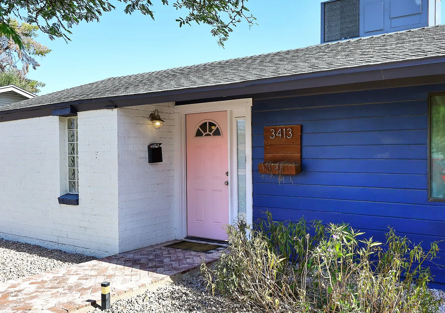 Fully Furnished Remodeled 4 Bedroom / 4 Bathroom Home with spacious back yard & pool in Central P... — Photo 3
