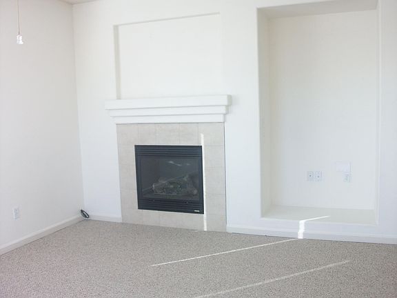 living rm. w/ fireplc.