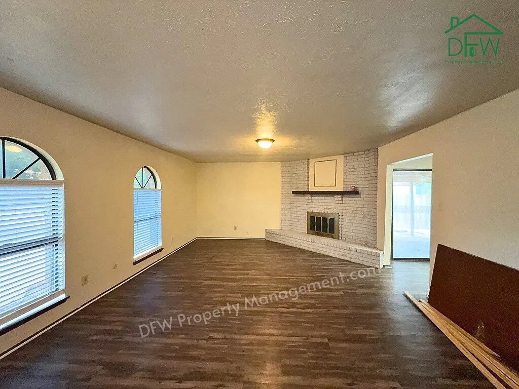 3 bed, 2.0 bath, 1391 sqft, $1,550 — Photo 2