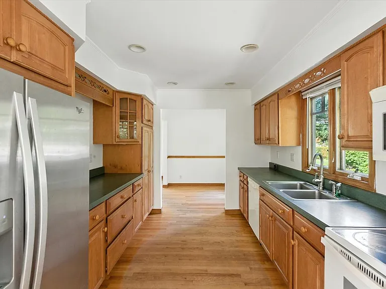 18 Maplewood Dr — Photo 19