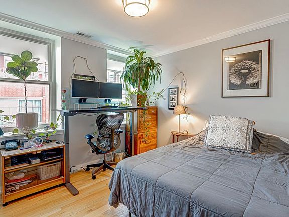 5th image of 1735 W Division St APT 401