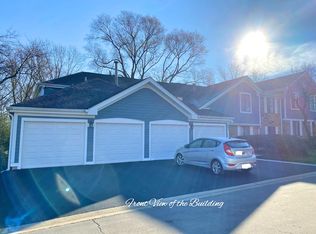 401 Sandalwood Ln APT B2, Schaumburg, IL 60193