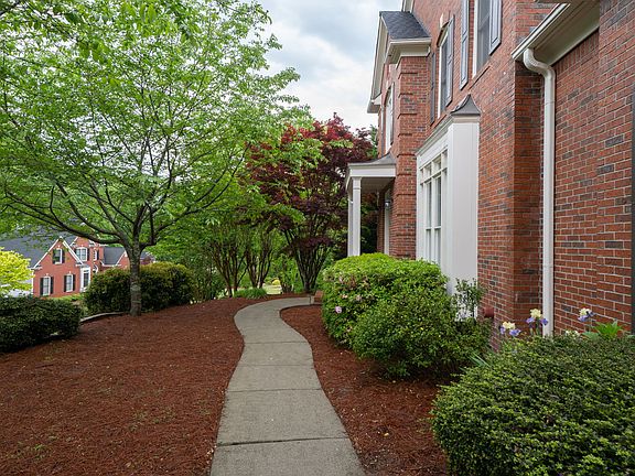 4th image of 312 Oak Meadow Dr