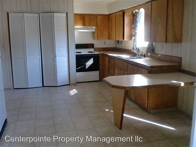 2nd image of 142 NE Kirby Ave