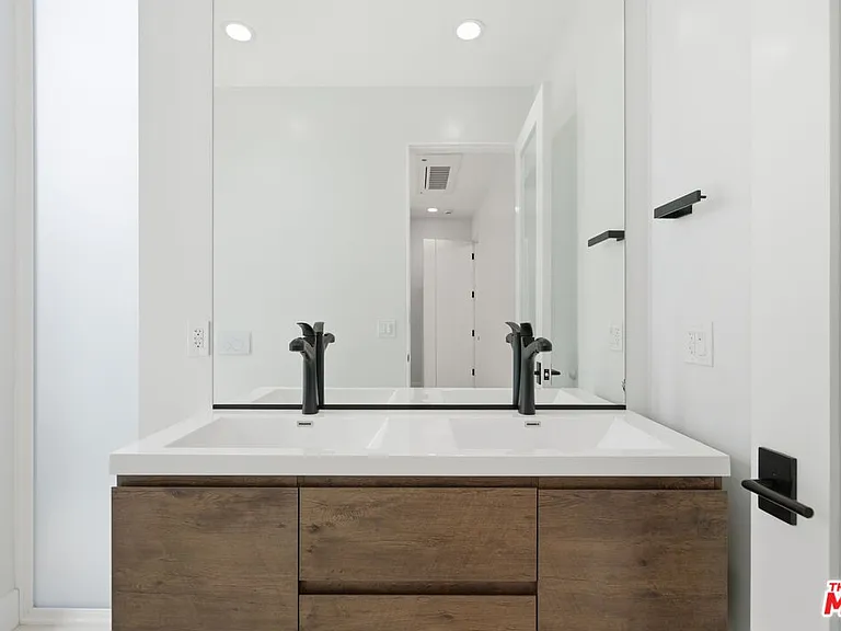 11615 Burbank Blvd #3/4 — Photo 10