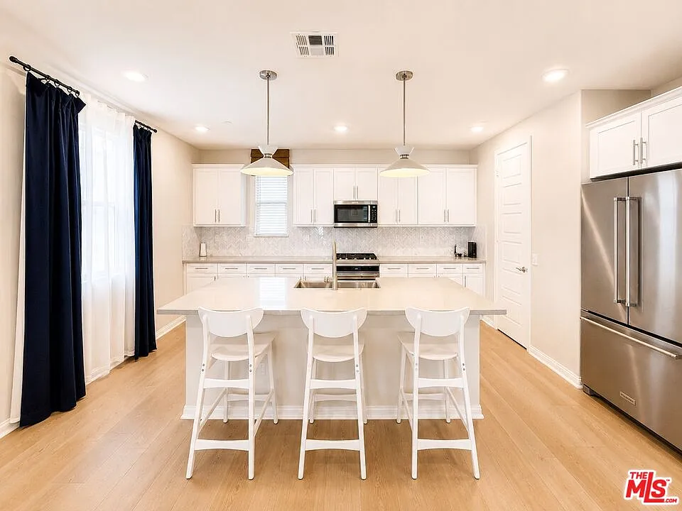 4 bed, 3.5 bath, 2355 sqft, $6,495 — Photo 4