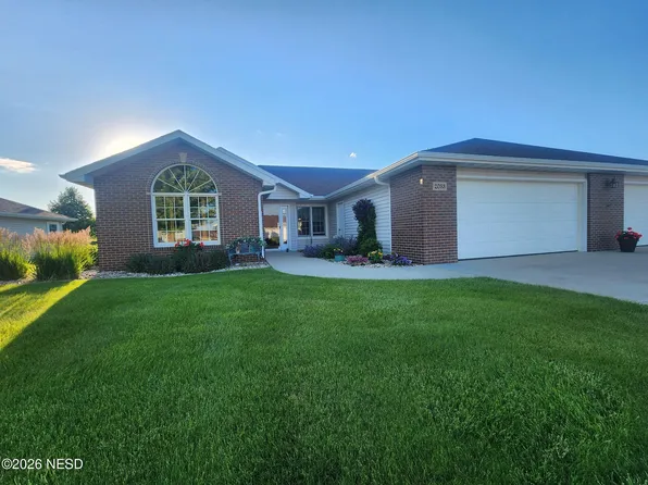 2033 Palisades Ln, Watertown, SD 57201