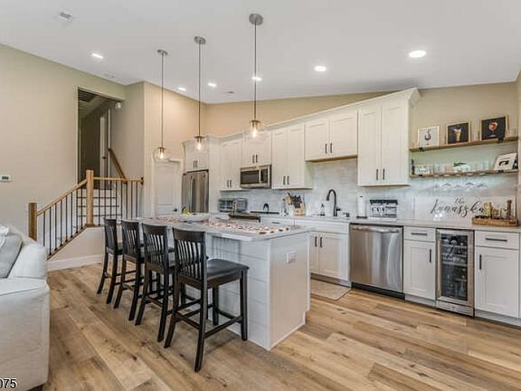 5th image of 40 Meadowview Dr