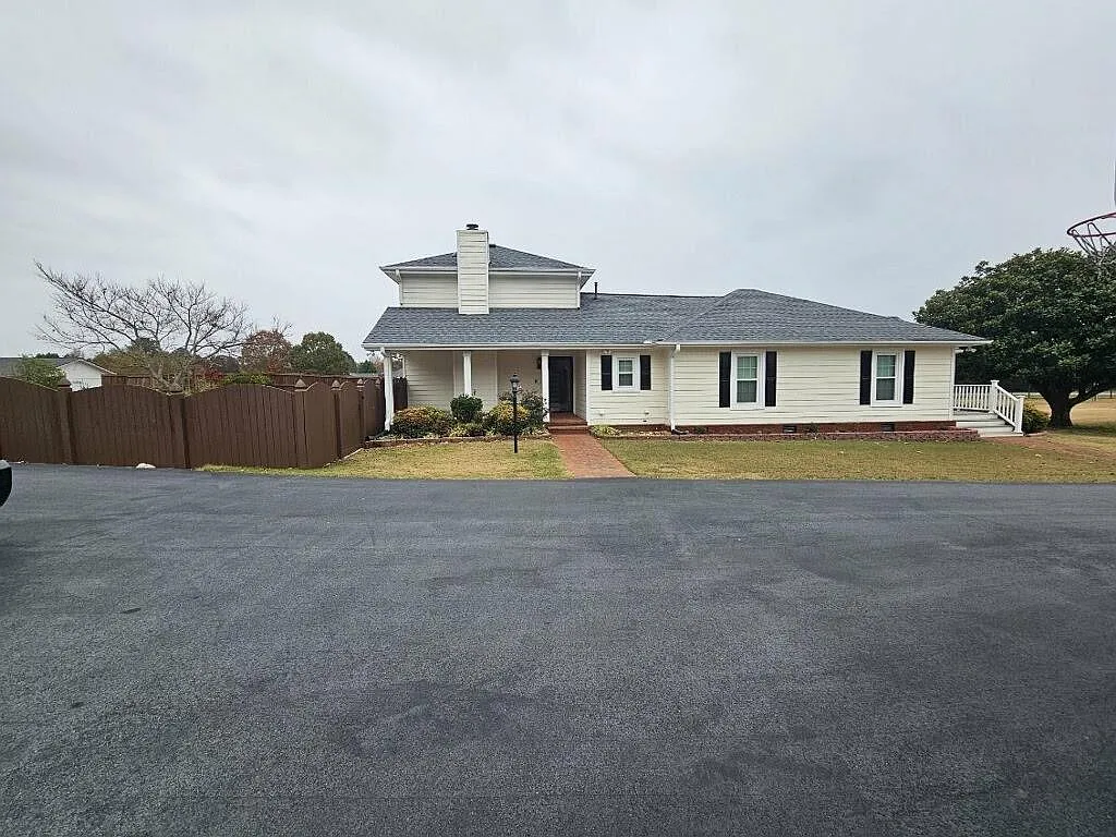 4 bed, 2.0 bath, $2,700 — Photo 1