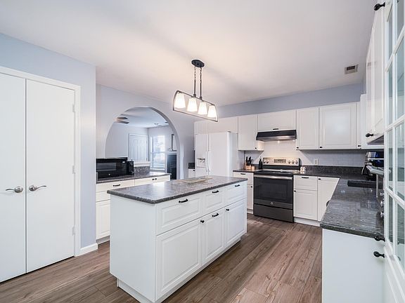 2nd image of 115 Conway Ct