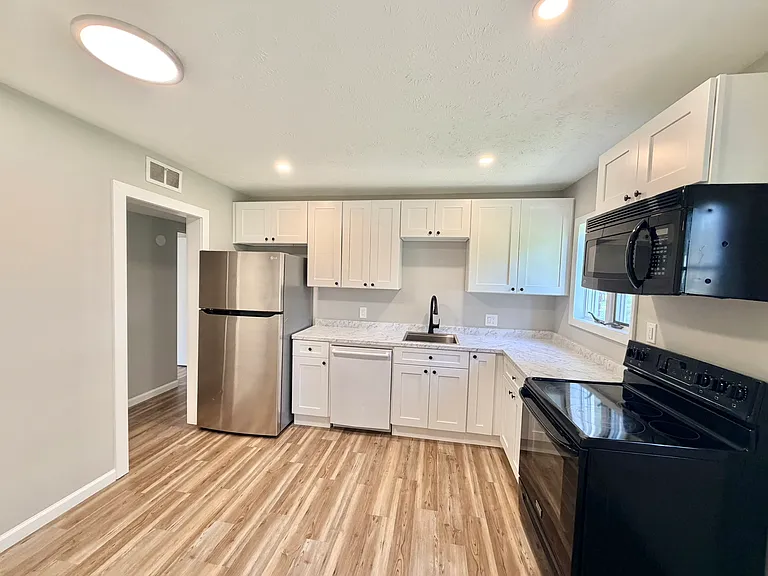 573 Hemlock Dr — Photo 5