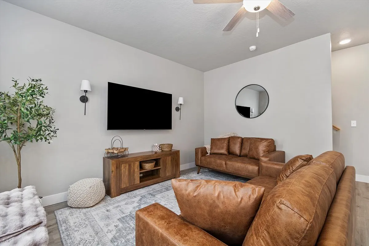 3 bed, 2.5 bath, 1347 sqft, $2,600 — Photo 3