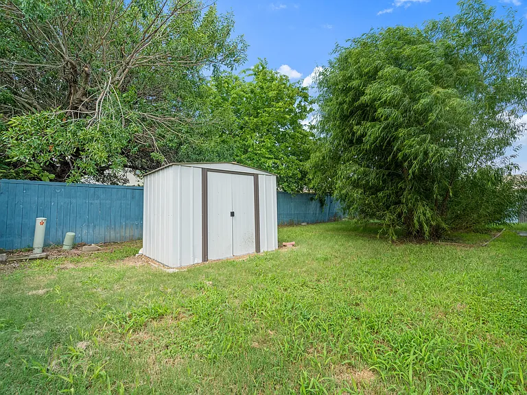 303 Carly Dr — Photo 27