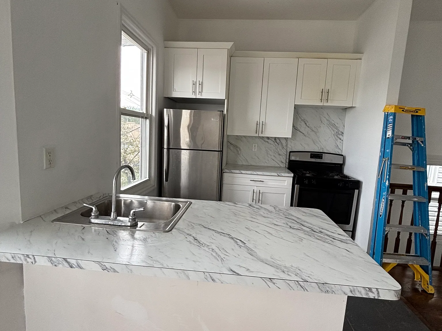 3 bed, 1000 sqft, $2,300 — Photo 1