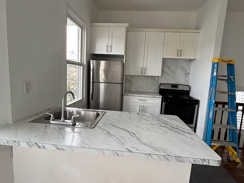 48 Gates Ave #2/1