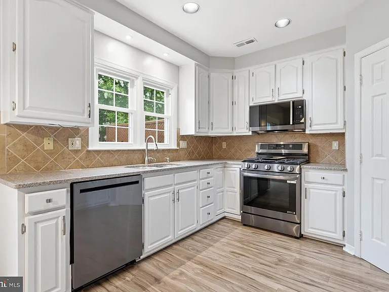 7035 Kings Manor Dr — Photo 14