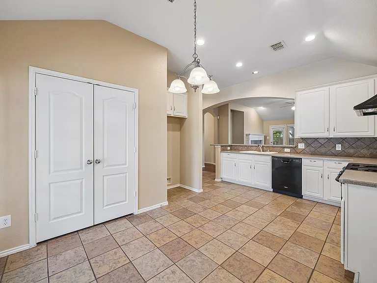 1552 Sleepy Hollow Dr — Photo 9