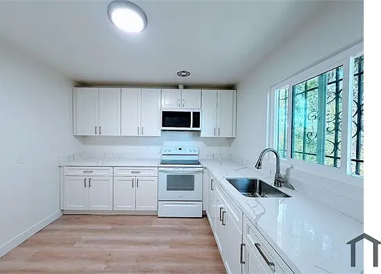 9301 Bancroft Ave #C