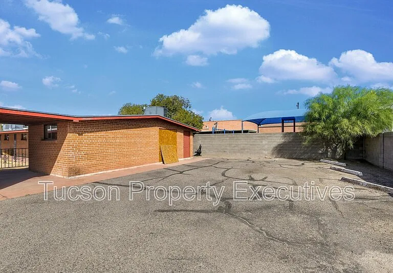 1662 N Beverly Ave — Photo 24
