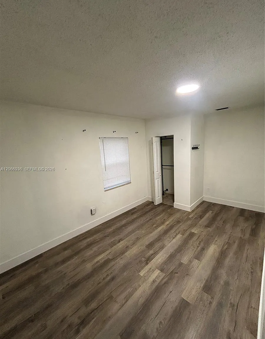 3 bed, 880 sqft, $3,600 — Photo 3