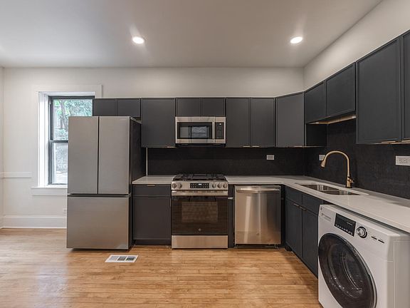 3rd image of 2301 N Leavitt St APT 2F