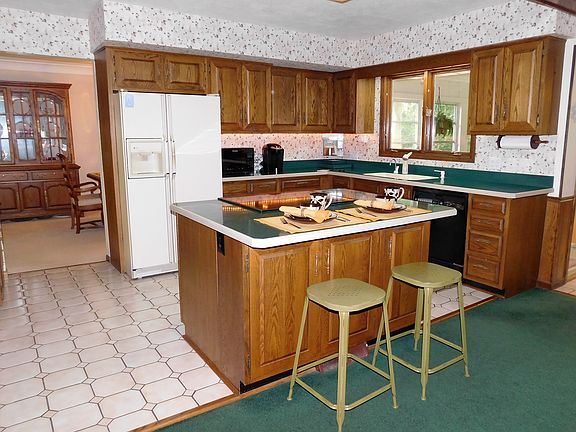 Kitchen breakfast bar