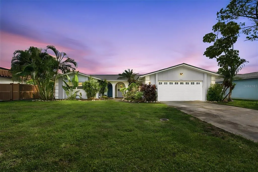 3 bed, 2.0 bath, 1619 sqft, $4,900 — Photo 1