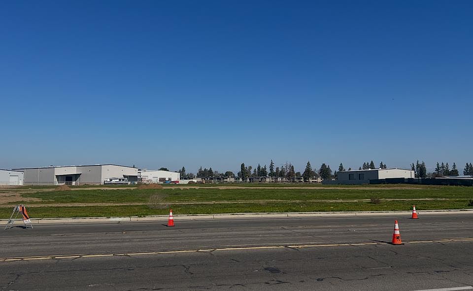 1st image of 5000 E Dakota Ave
