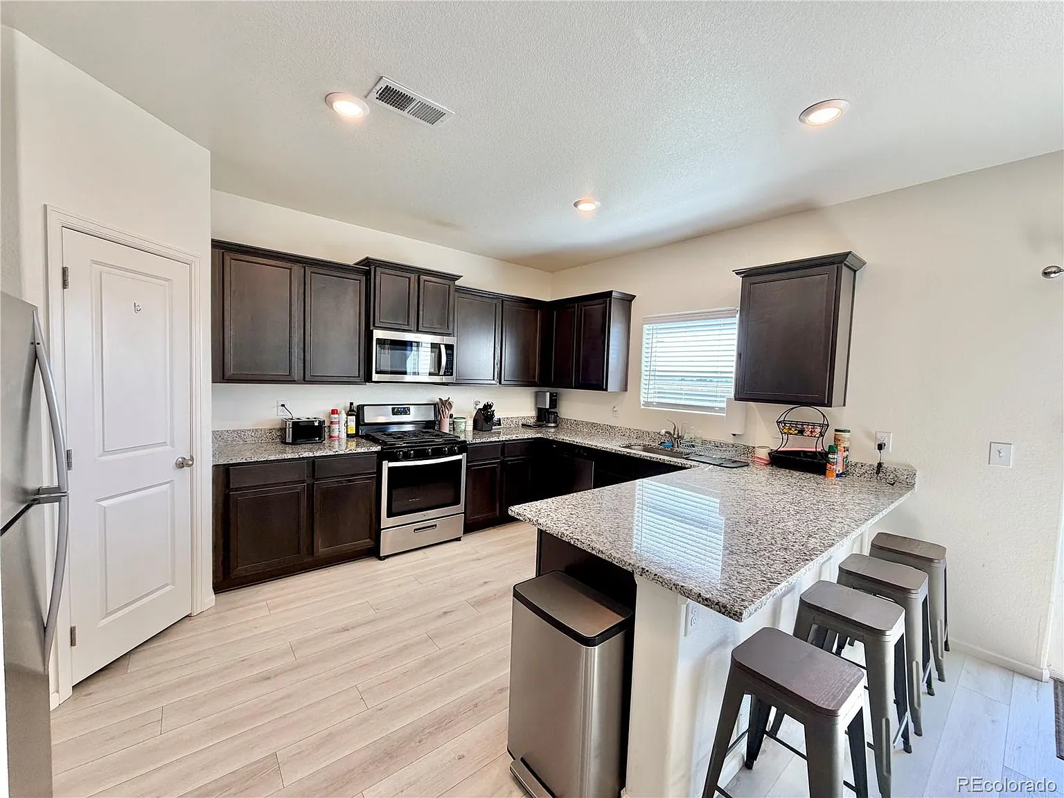 3 bed, 2.5 bath, 1931 sqft, $2,600 — Photo 3