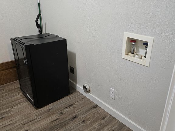 Washer/Dryer hookups