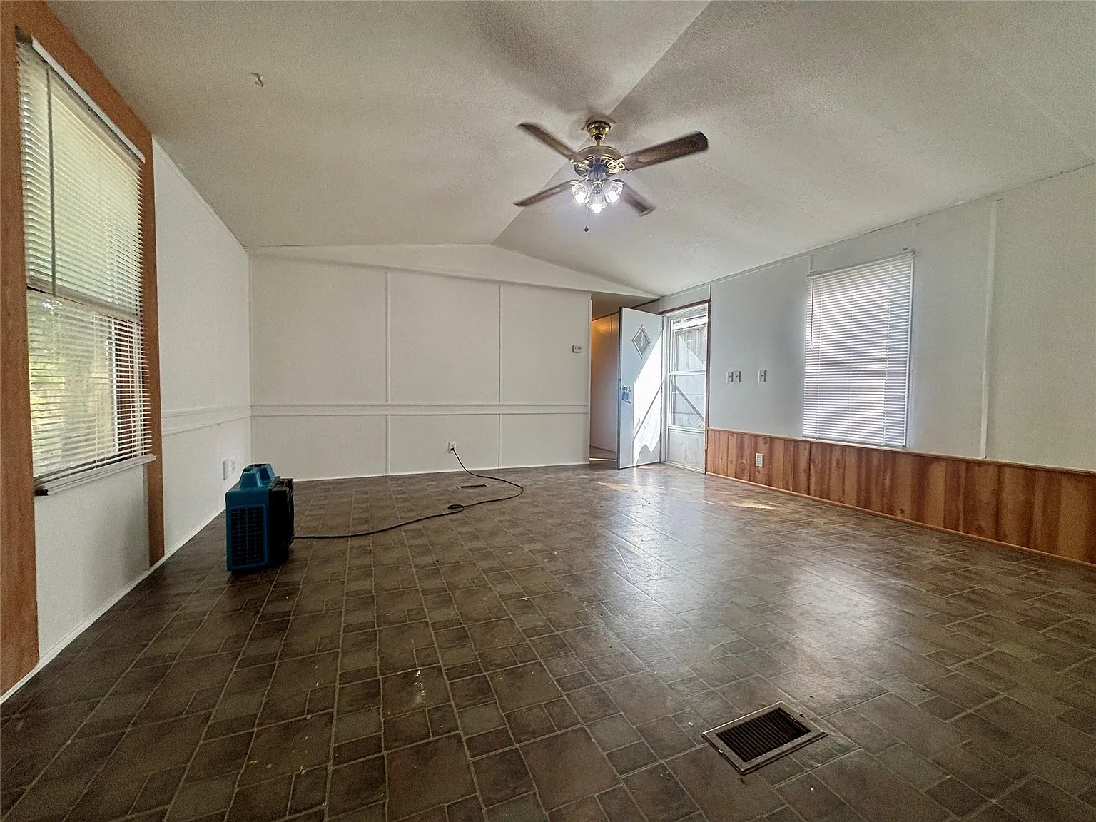 3 bed, 2.0 bath, 1216 sqft, $1,100 — Photo 4