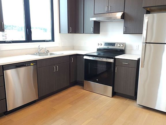 4th image of 510 Shelburne Rd #402