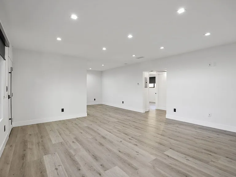 955 N Oxford Ave — Photo 37