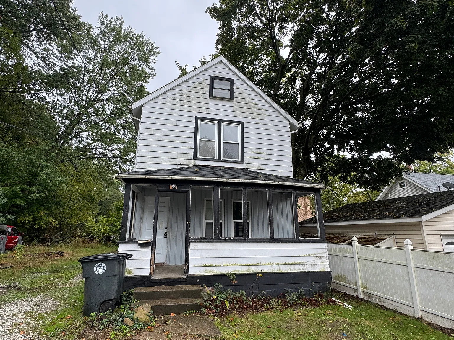 3 bed, 1.5 bath, 972 sqft, $1,145 — Photo 1
