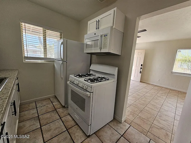 4535 E 17th St — Photo 5