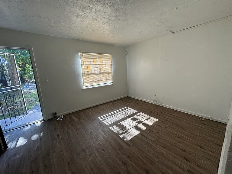 1131 Phelps St — Photo 6