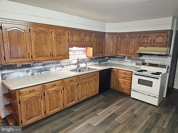 5th image of 820 W 5th St