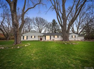 2710 S Christian Hills Dr, Rochester Hills, MI 48309