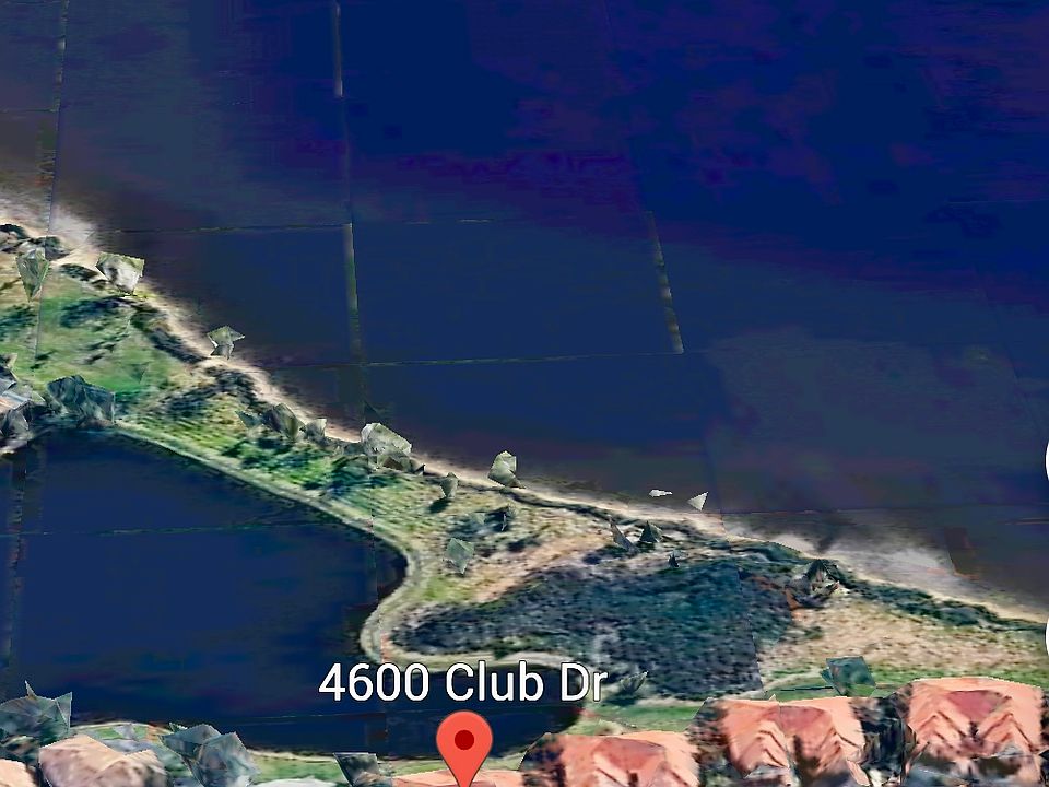 Overlooks a pond and the Myakka River