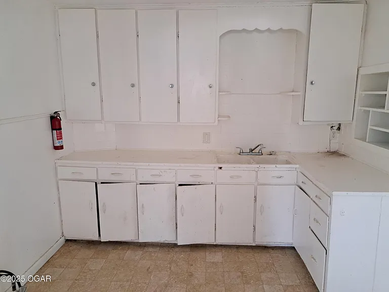 1903 S East Ave — Photo 5