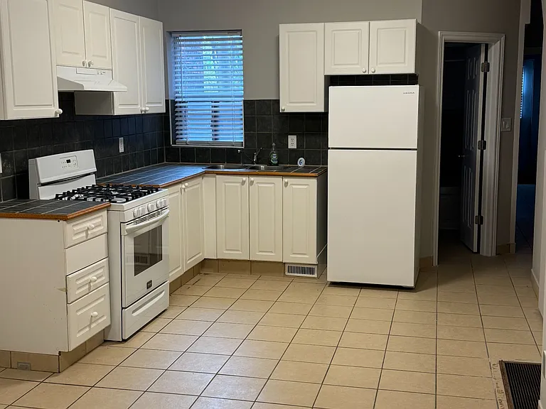 1136 Dufferin St #MAIN — Photo 3