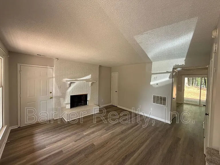 101 Greengate Ct — Photo 3