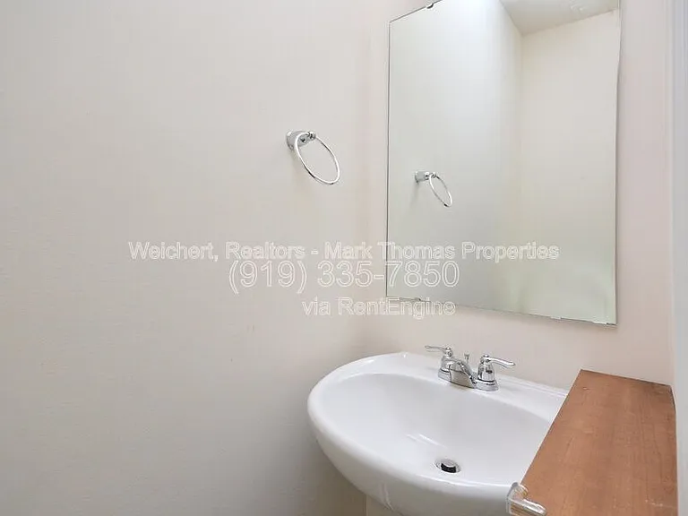 409 Vassar Dr — Photo 15